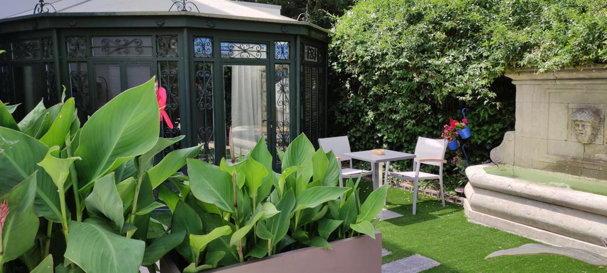 Les Jardins De La Fontaine Acomodação com café da manhã Alès Exterior foto